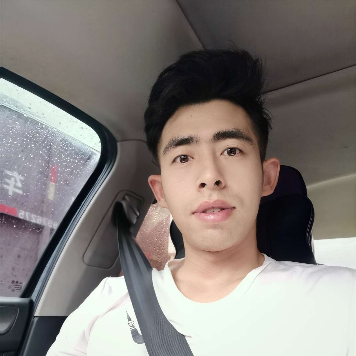 默默蹁跹溪流的照片