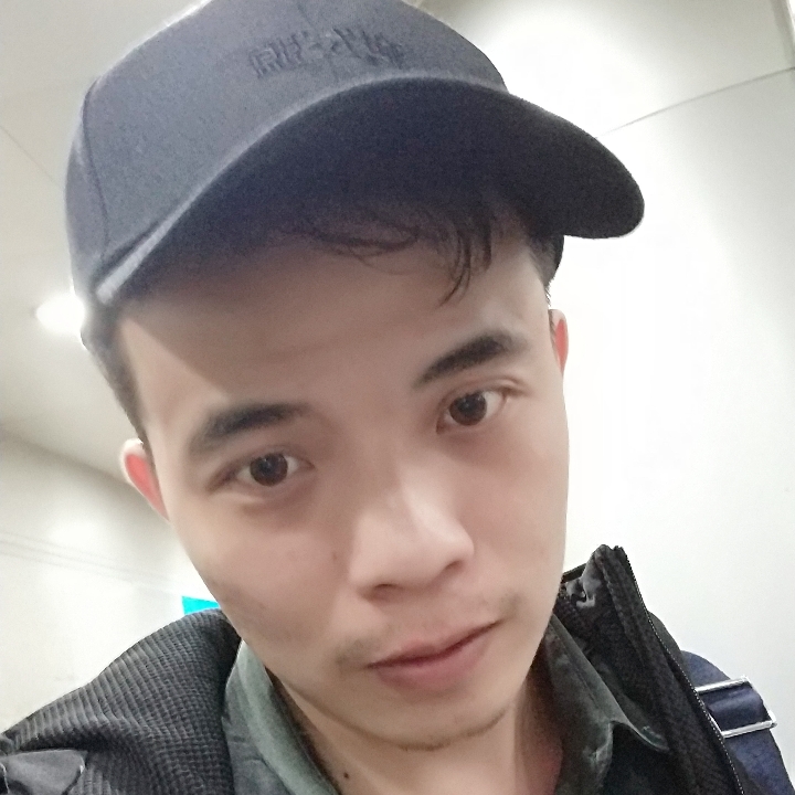 扎着裤腿穿皮鞋的照片