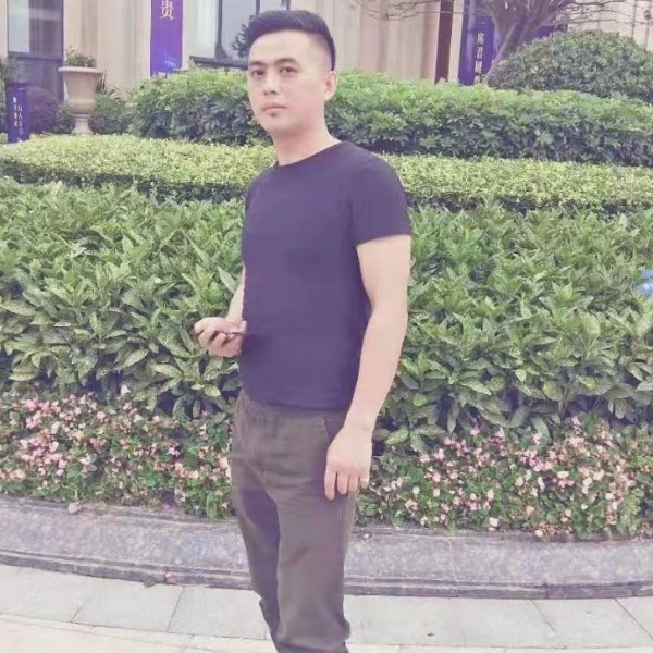 蜻蜓邂逅称心的照片