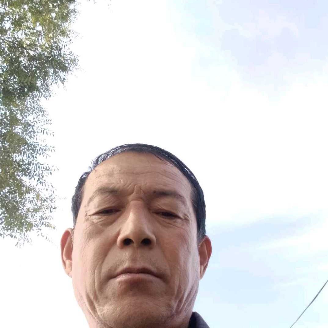 踏实挽手冷风的照片