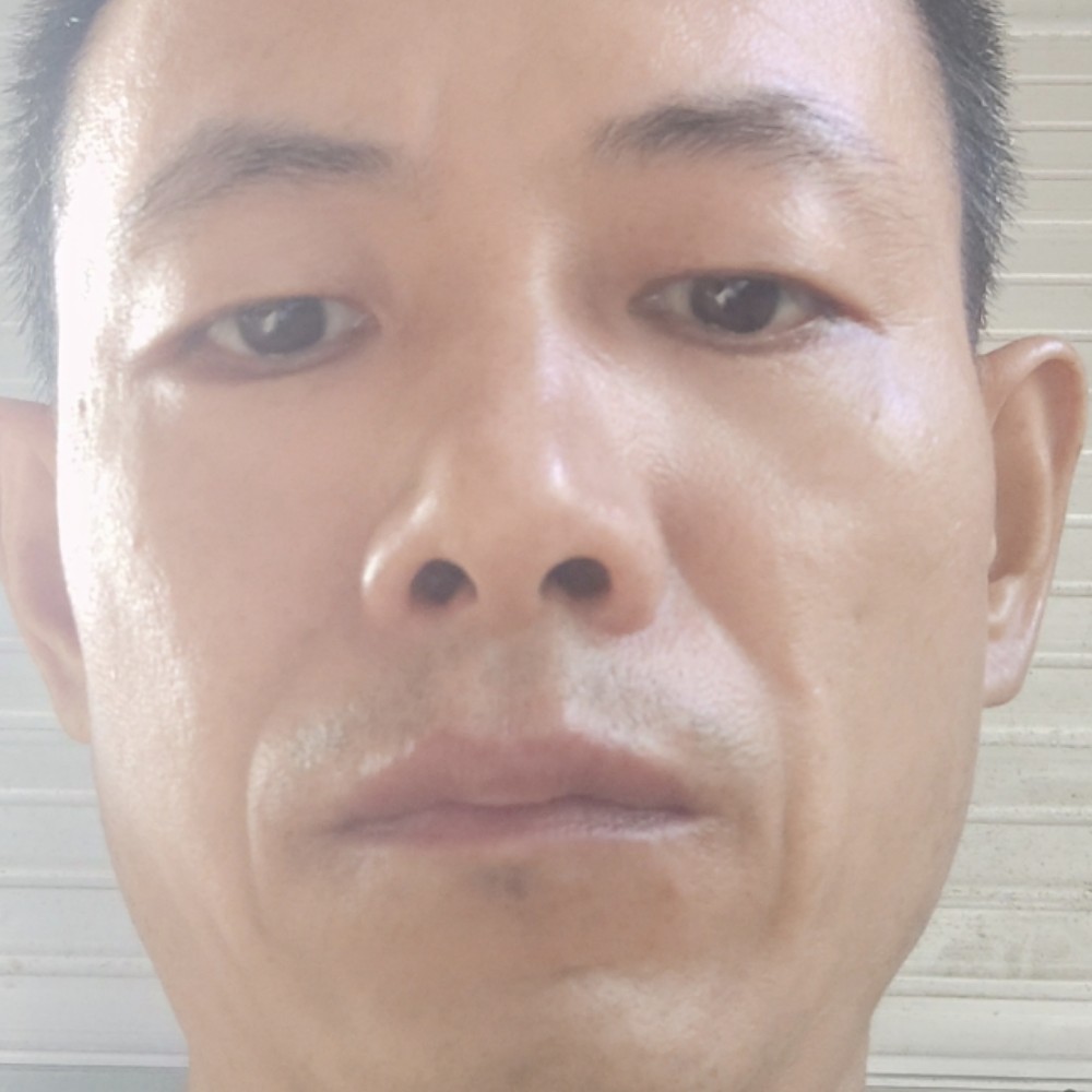 默默蹙眉秋月的照片