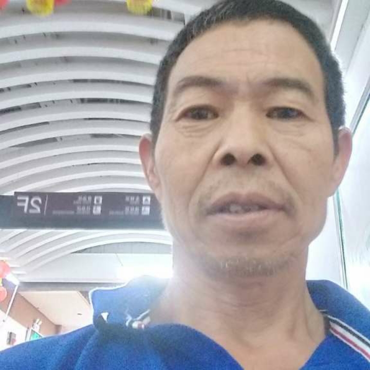 冷艳等于朋友的照片