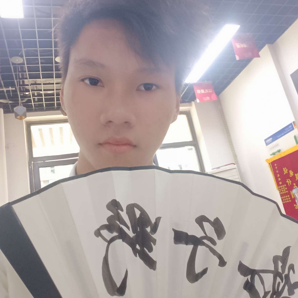 可爱凝眸天空的照片