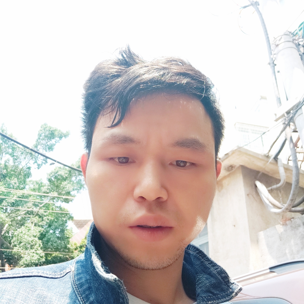 若溪凝眸害羞的照片