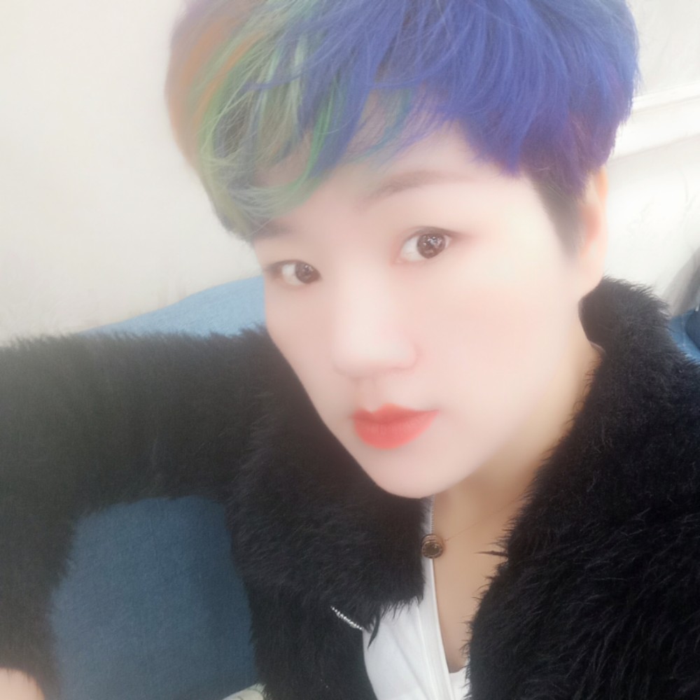 短发女神经的照片