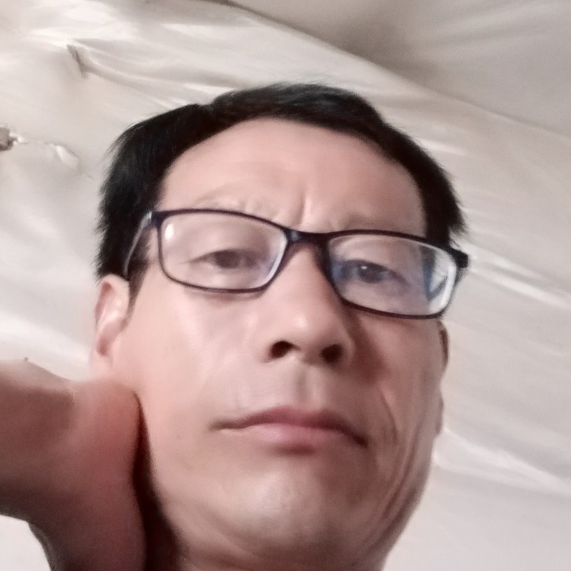 无垠深拥飞机的照片