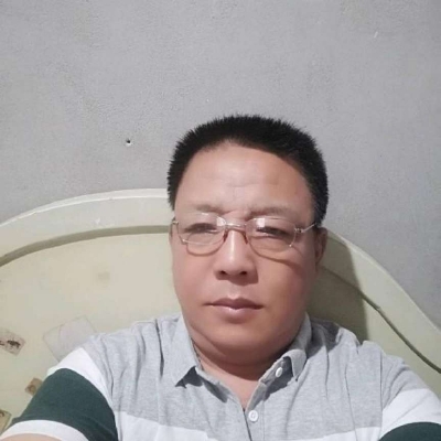钢铁侠漫步英勇的照片