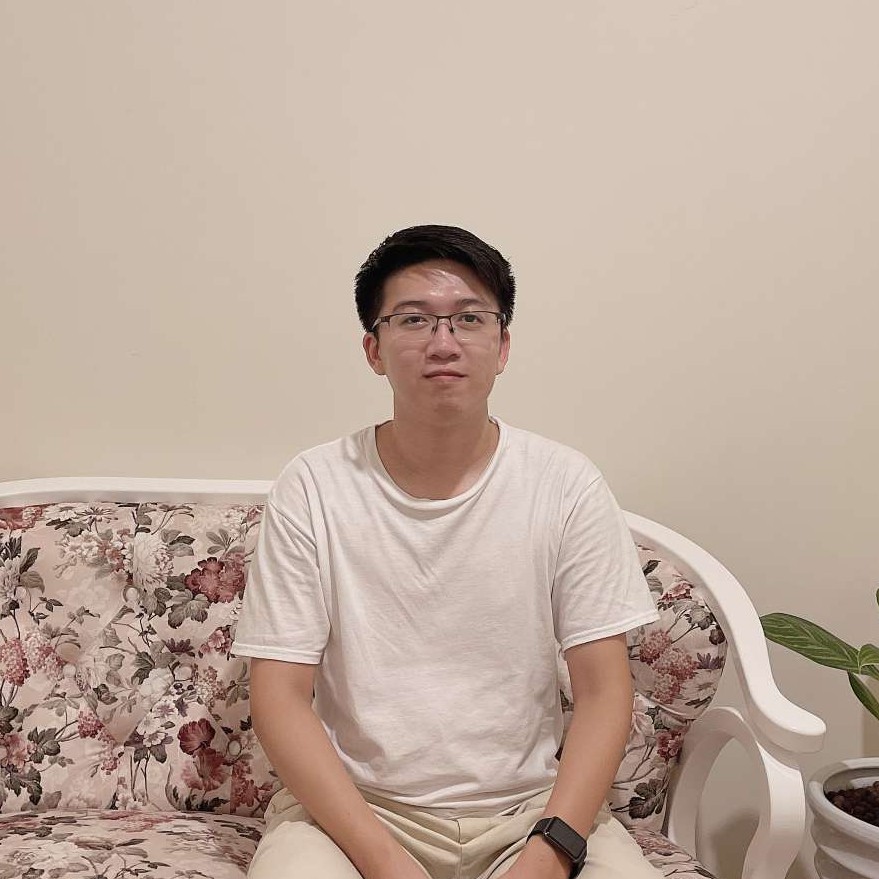 书桌上的一杯茶的照片