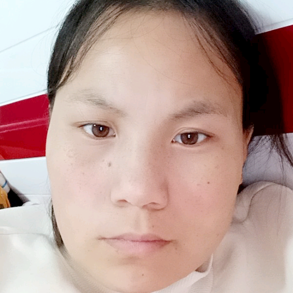 苗条改变眯眯眼的照片