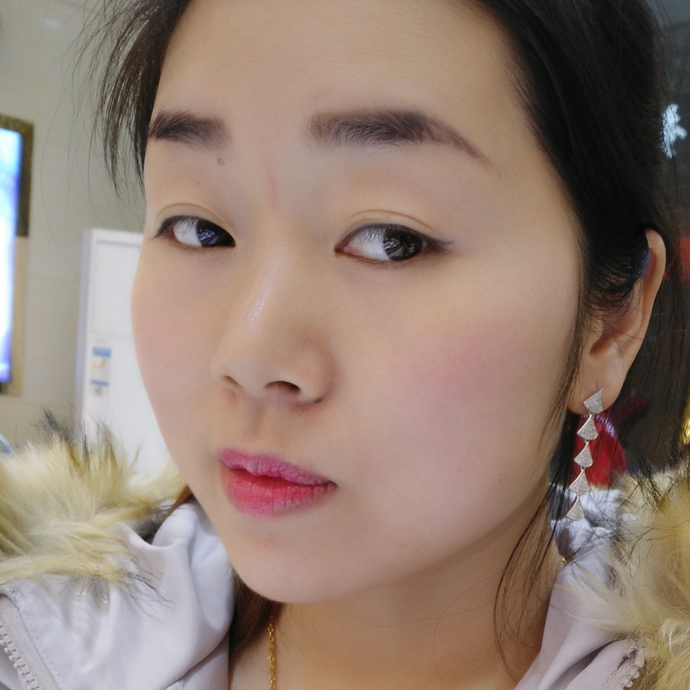 清秀回眸滑板的照片