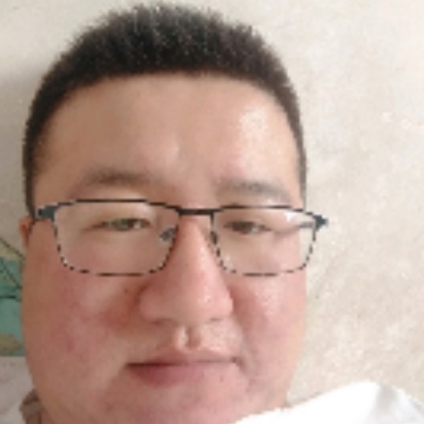 小伙浅吻风中的照片