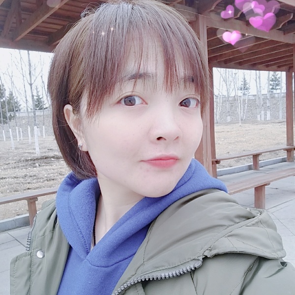 她的微笑浅浅的照片