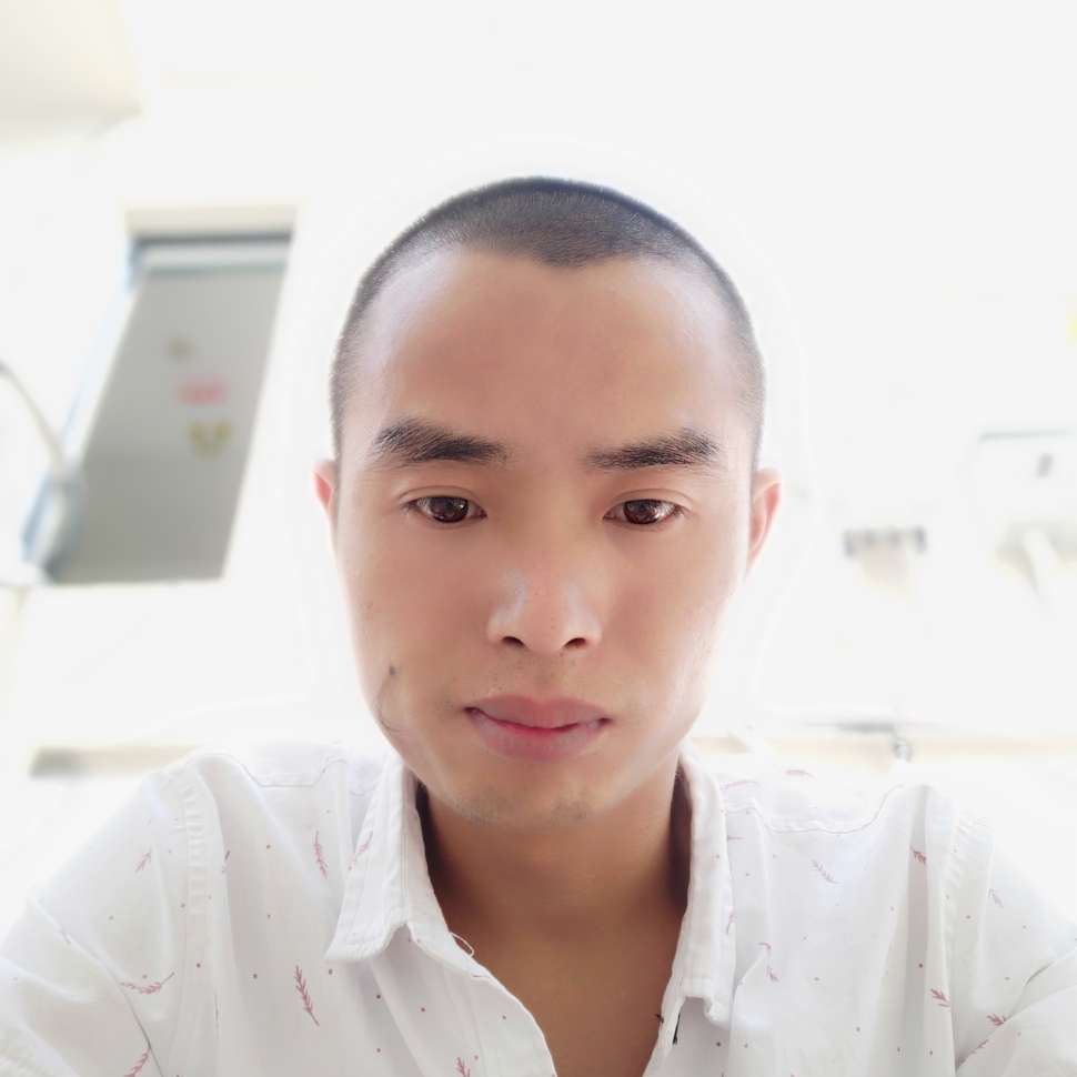 愤怒向绿草的照片
