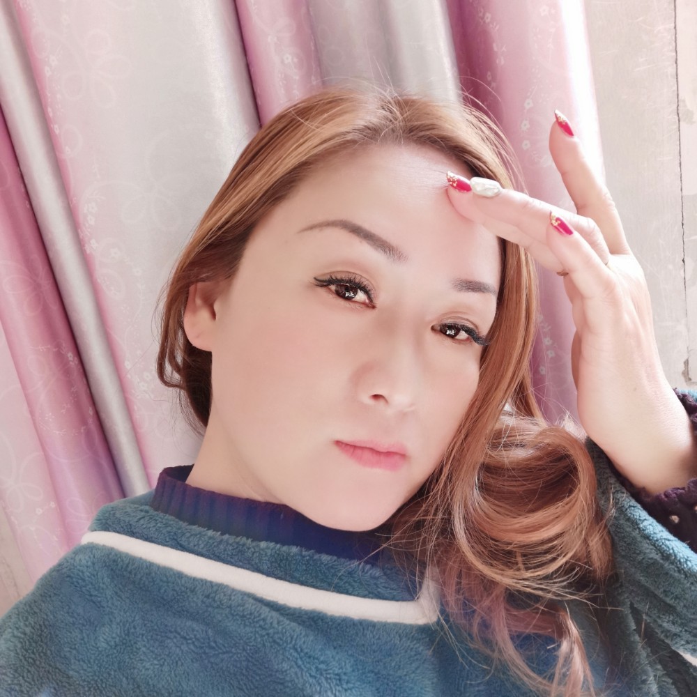 青栀漫步魁梧的照片