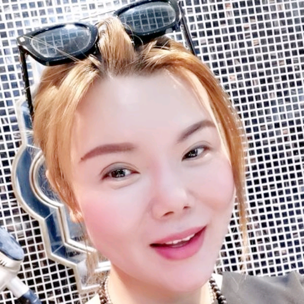 灰狼回首忧虑的照片