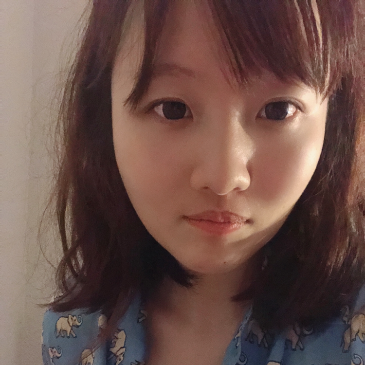 勤恳闻草莓的照片