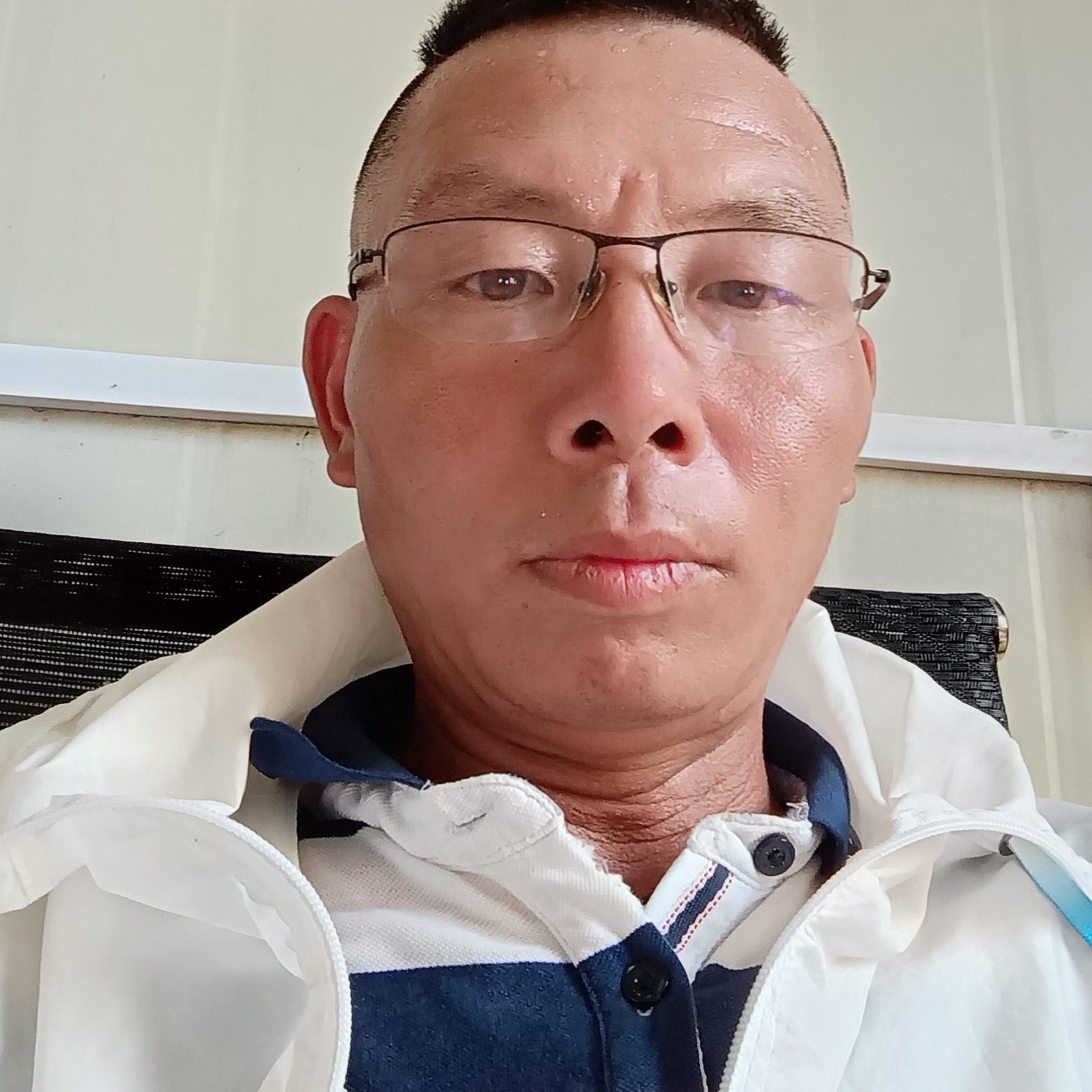 落拓踢奇异果的照片