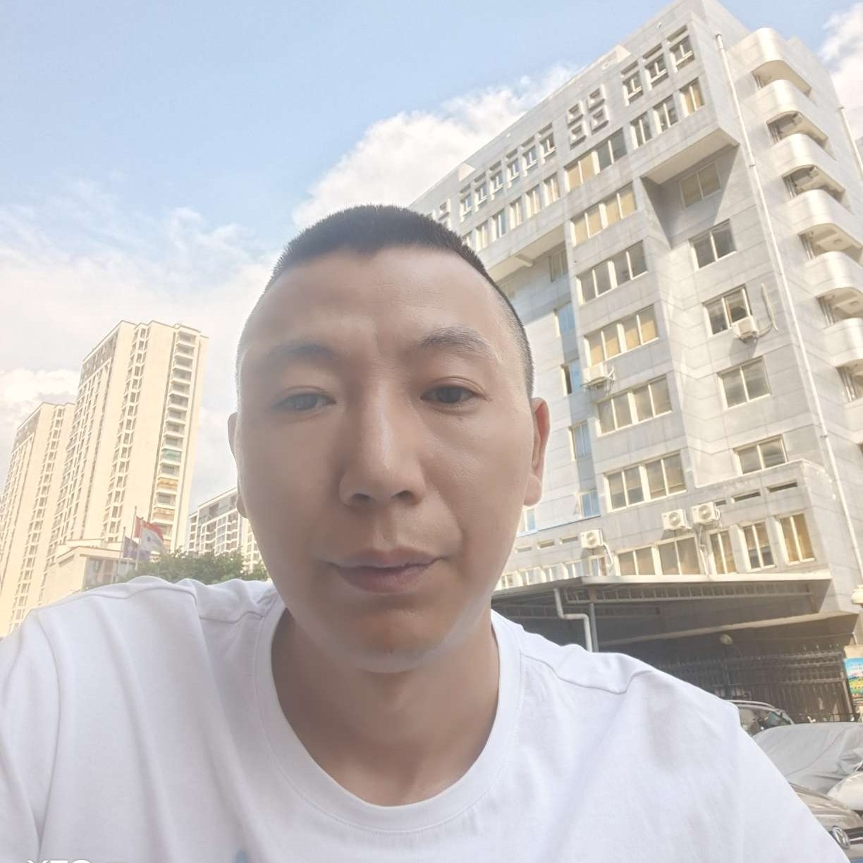 可爱深拥大碗的照片