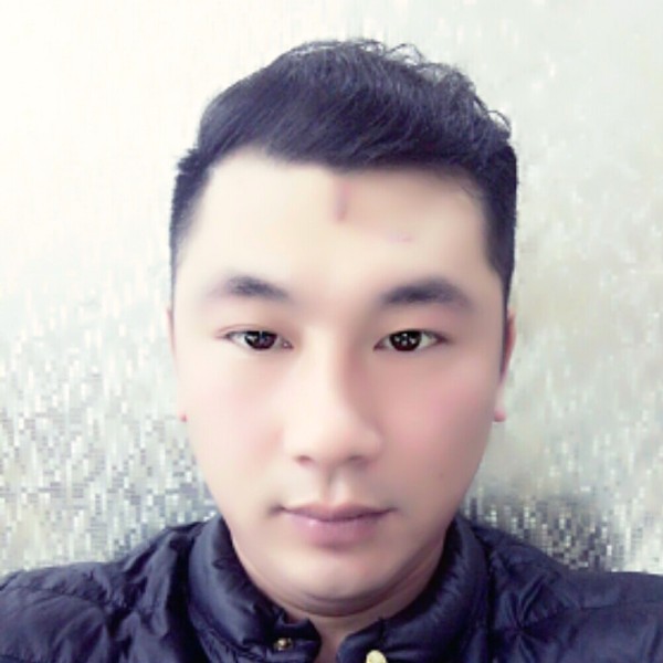一个枕头的人的照片
