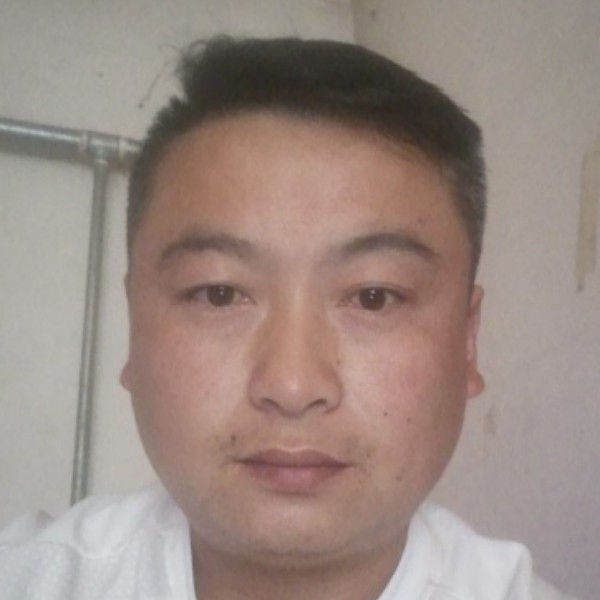 安静玩泥巴的照片