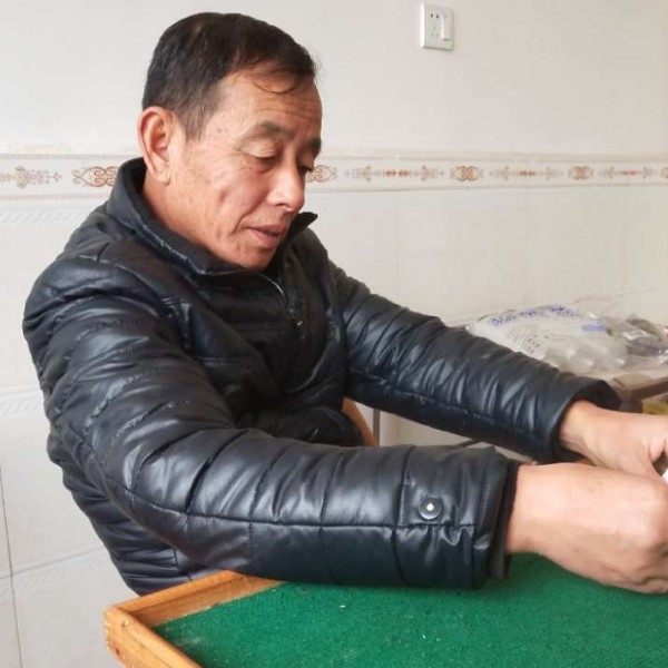 知性深拥帅哥的照片