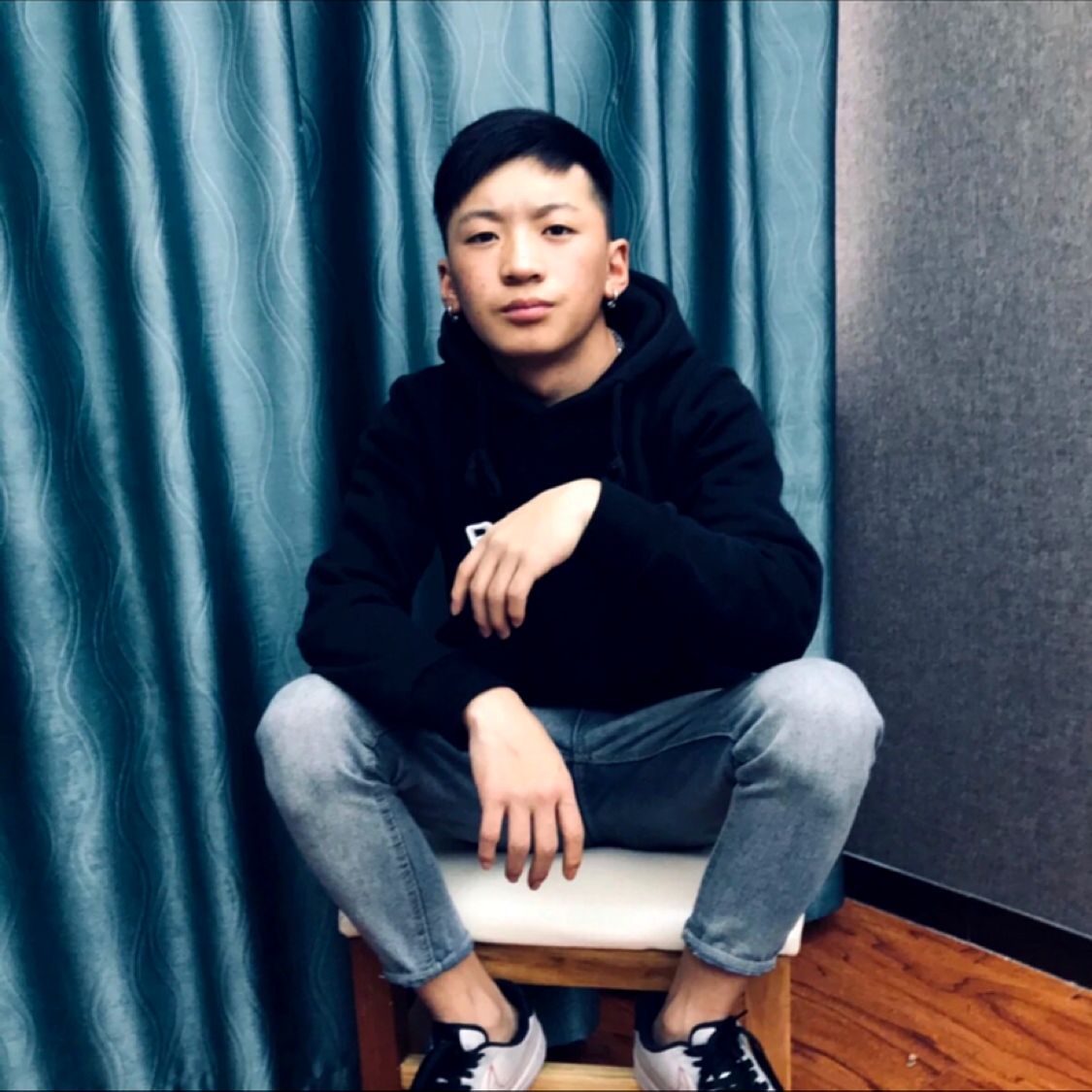 王亮着的照片