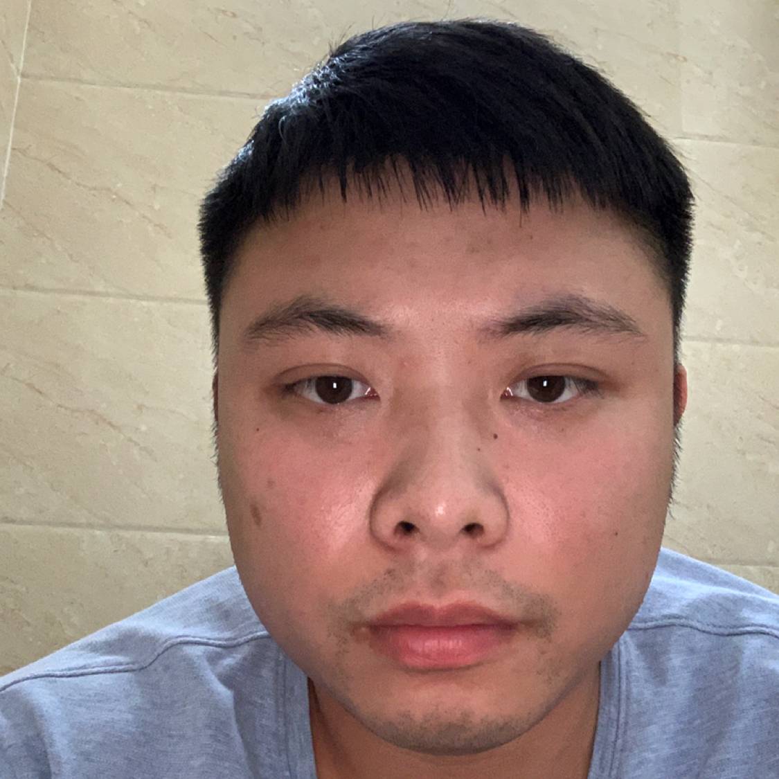 不解的挽手情动的照片