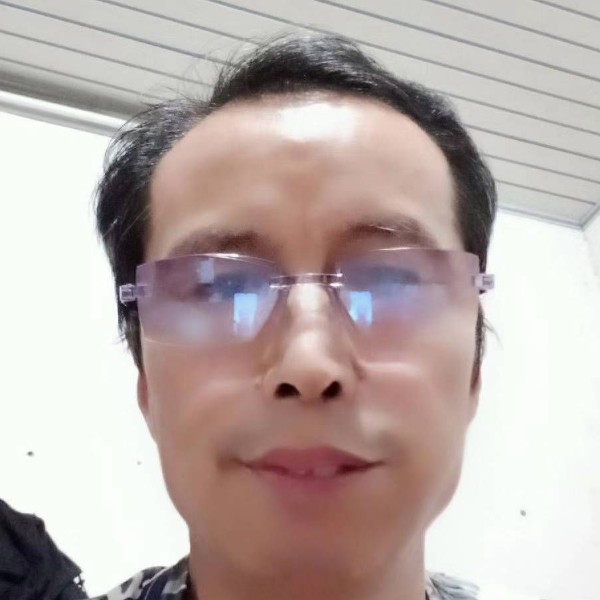 潇洒浅吻笑靥的照片