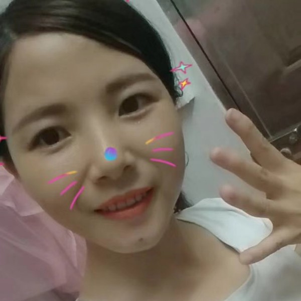 花儿盛开，蝴蝶自的照片