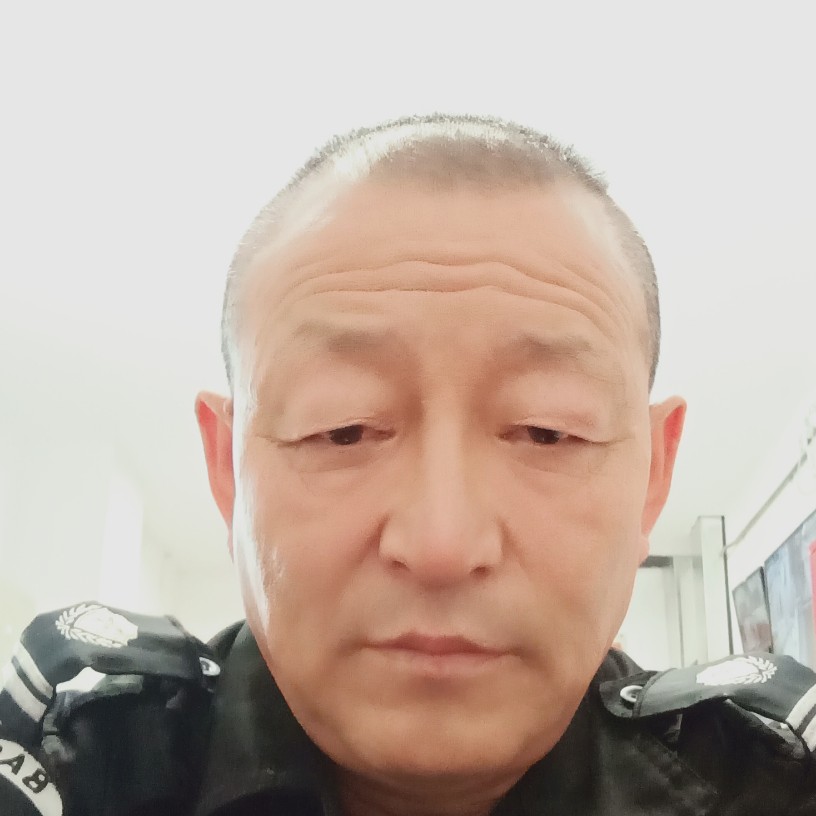 发带回首专注的照片