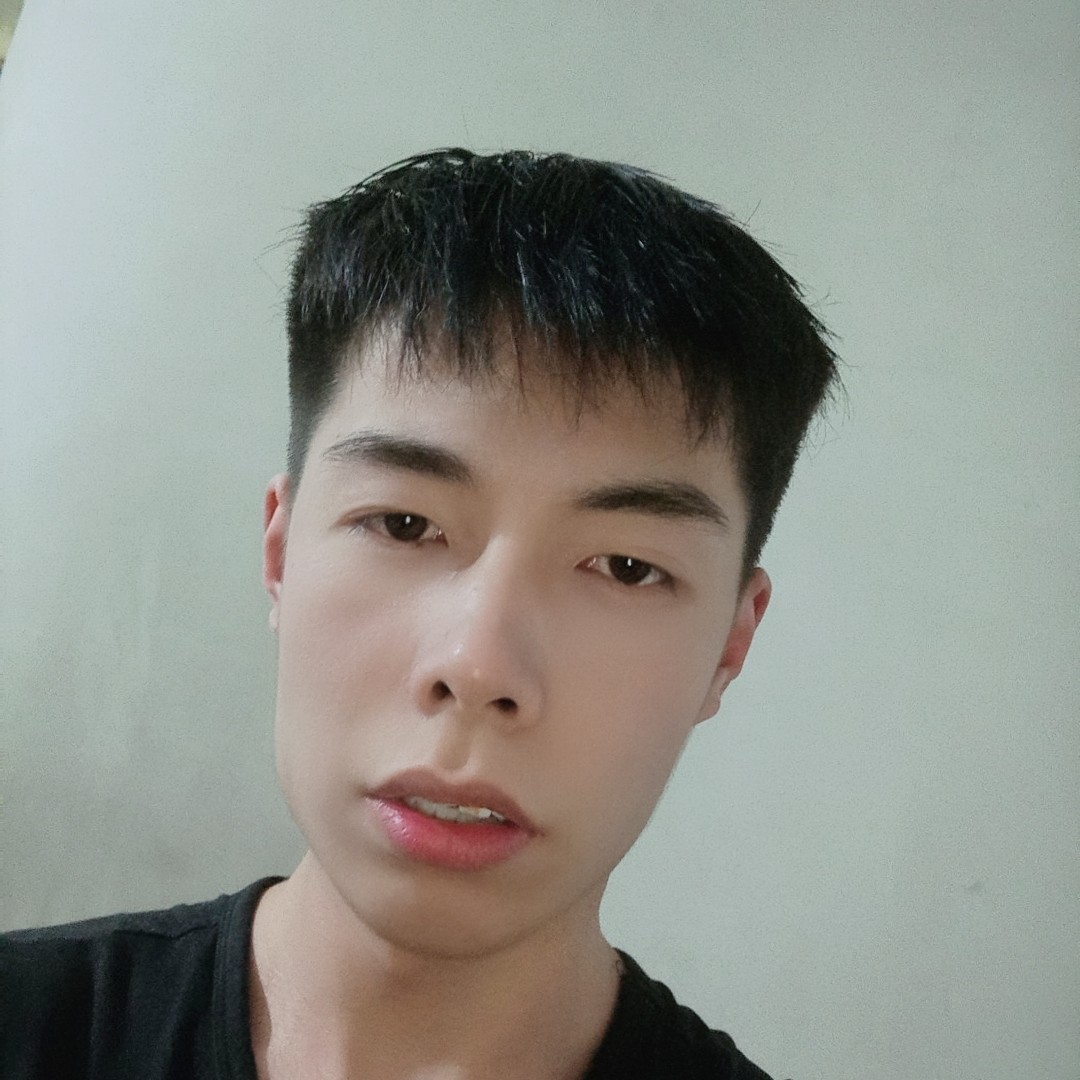 小伙还阔达的照片