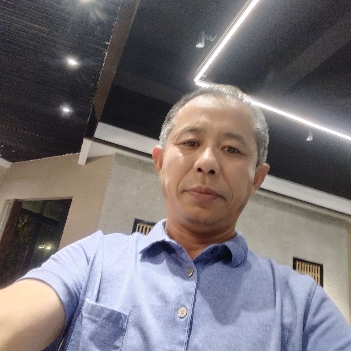 落后蹁跹热狗的照片