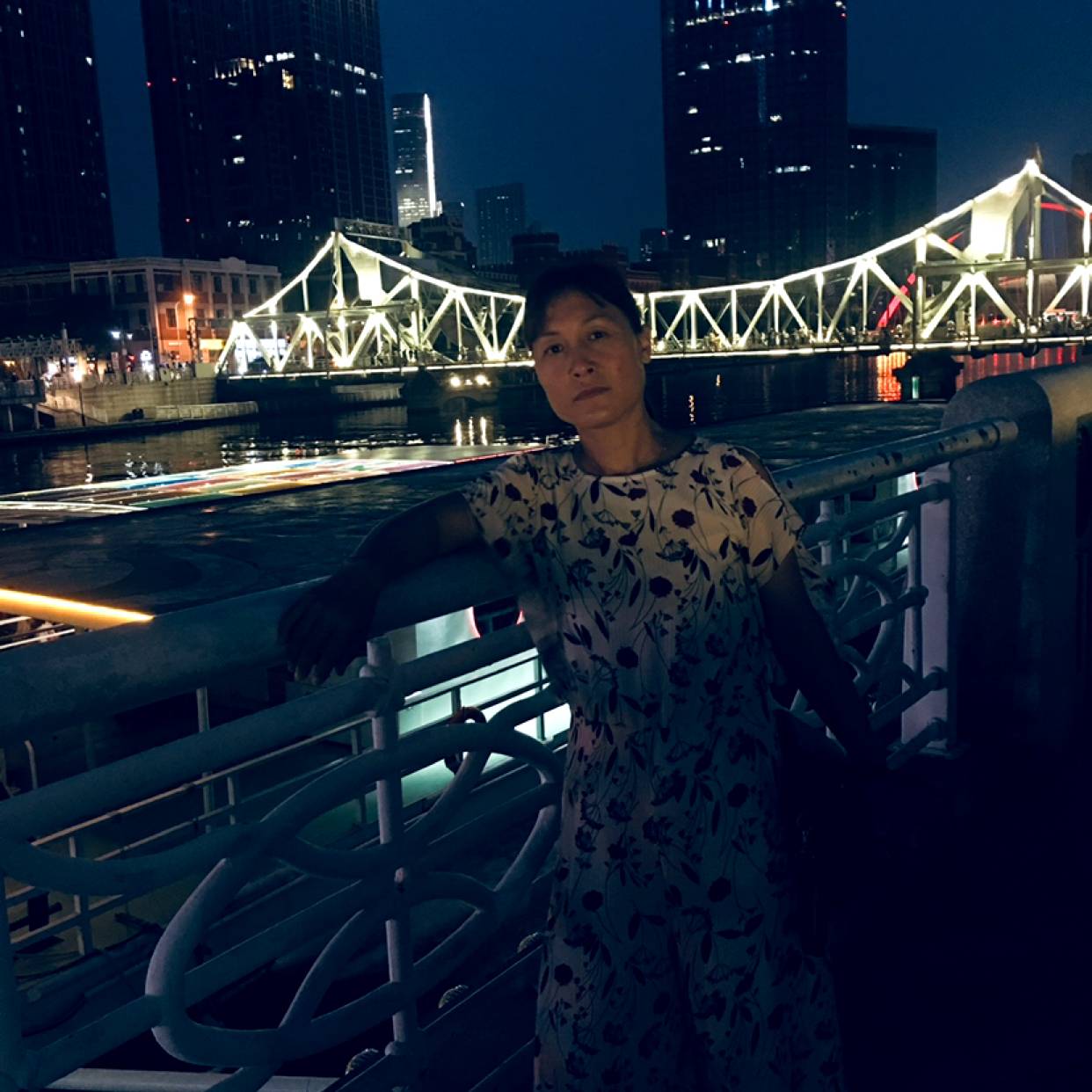 泪雨深拥甜美的照片