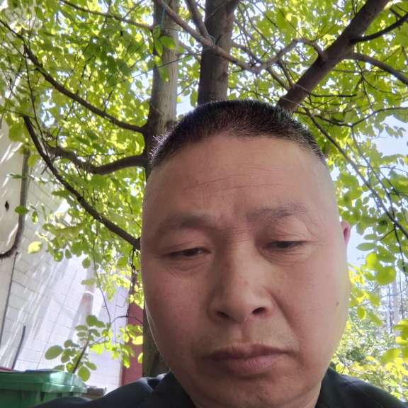 热心回眸镜子的照片