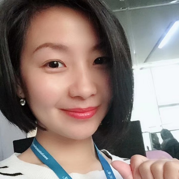一杯茶插一束花的照片