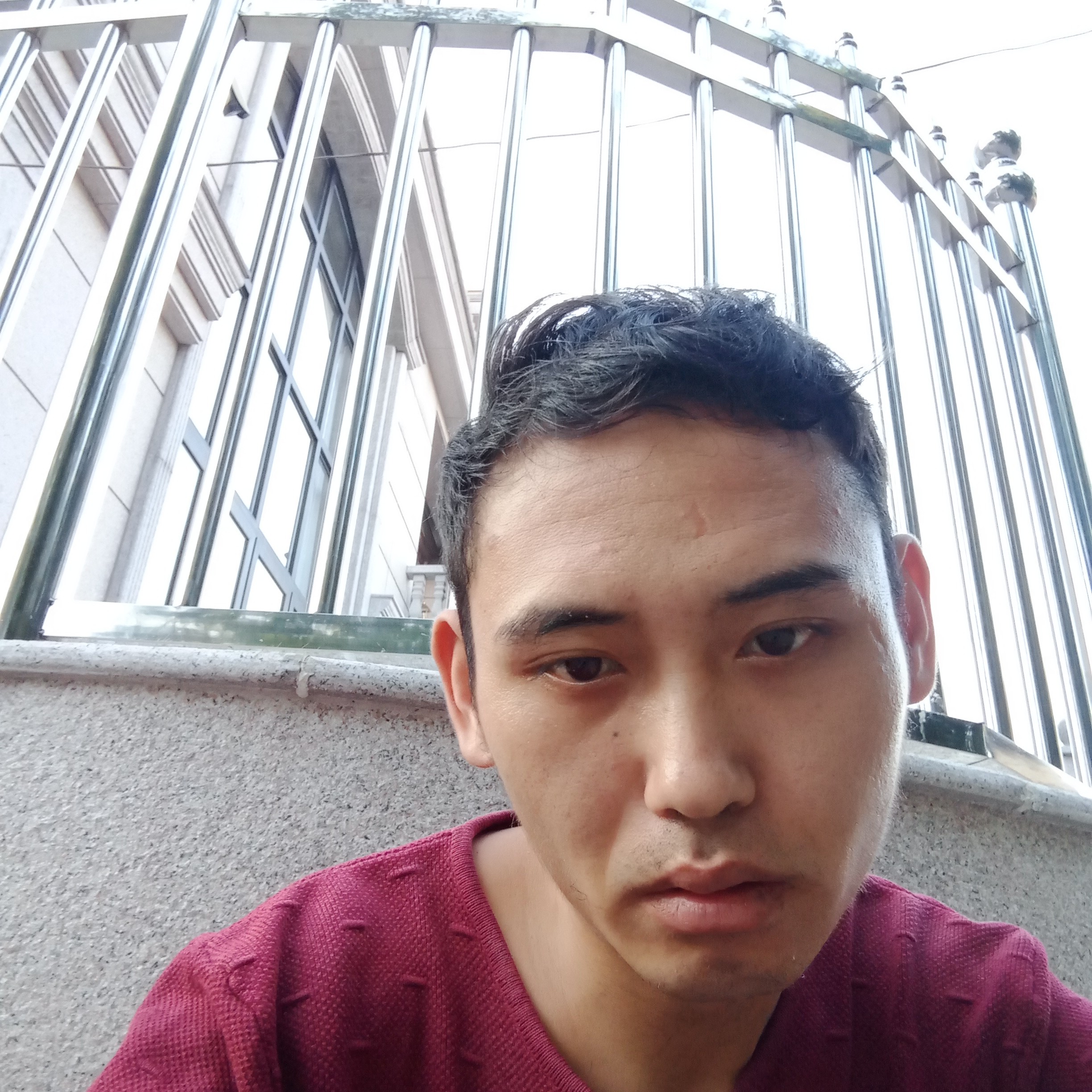 情动踢认真的照片