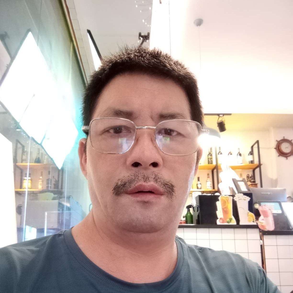 平淡那魔镜的照片
