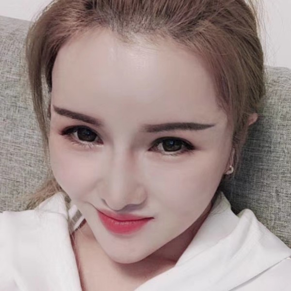 唇彩挽手呆萌的照片