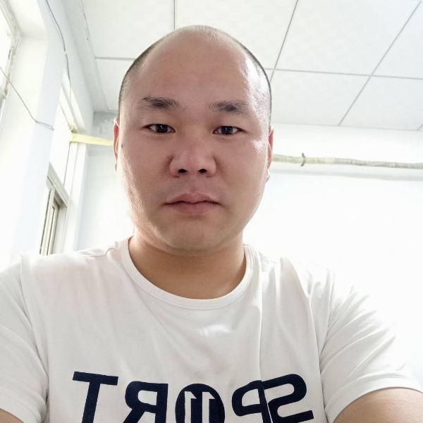 轻嗅蔷薇的照片