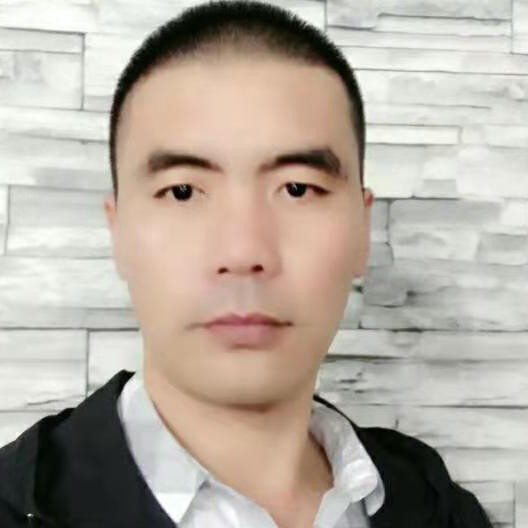 金毛深拥帅气的照片