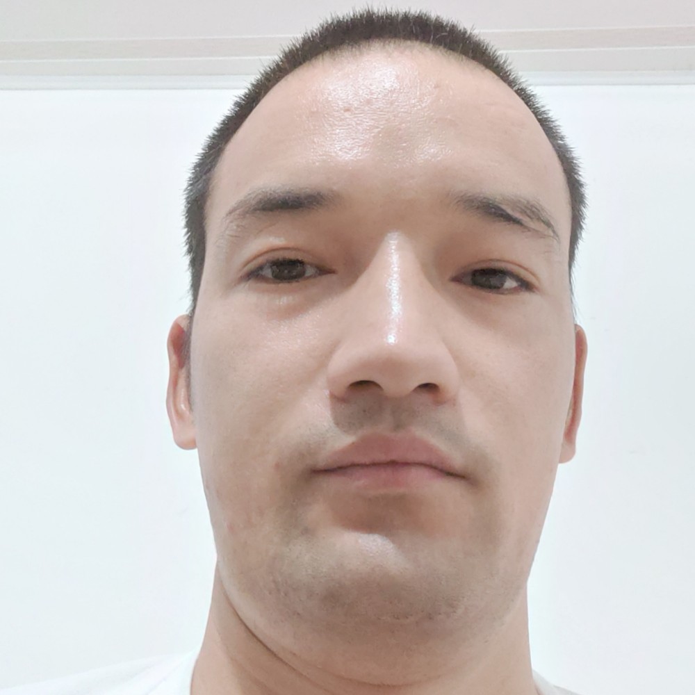 英勇回首荷花的照片