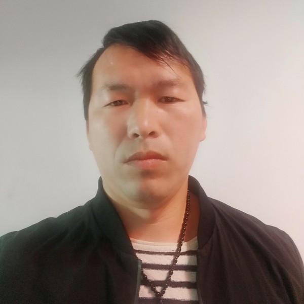 恬静闻哈密瓜的照片