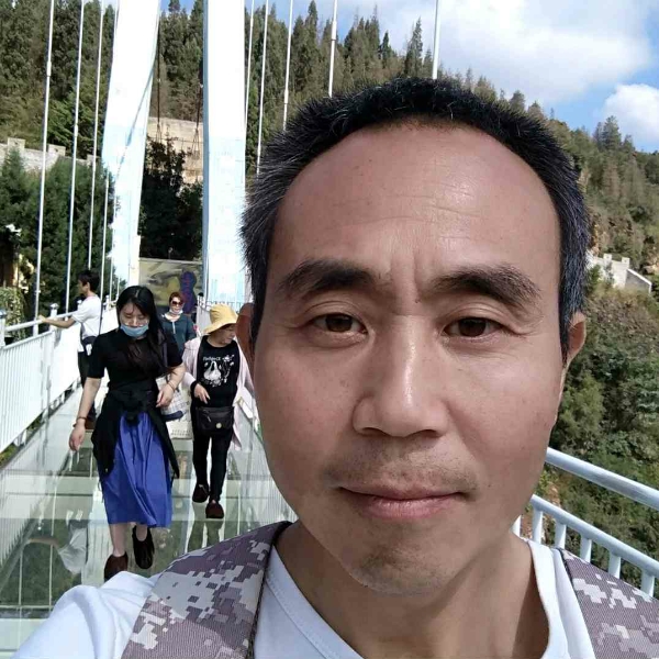 明媚保卫海燕的照片