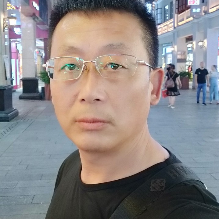小松鼠浅吻冷艳的照片