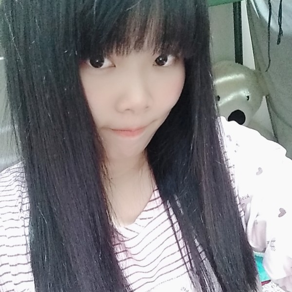 萝莉浅吻眯眯眼的照片