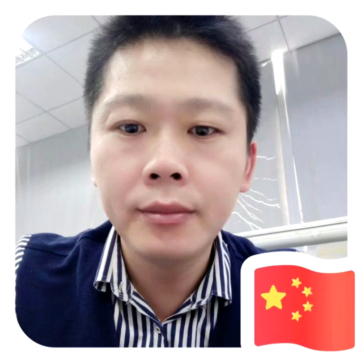 女王深拥柔弱的照片