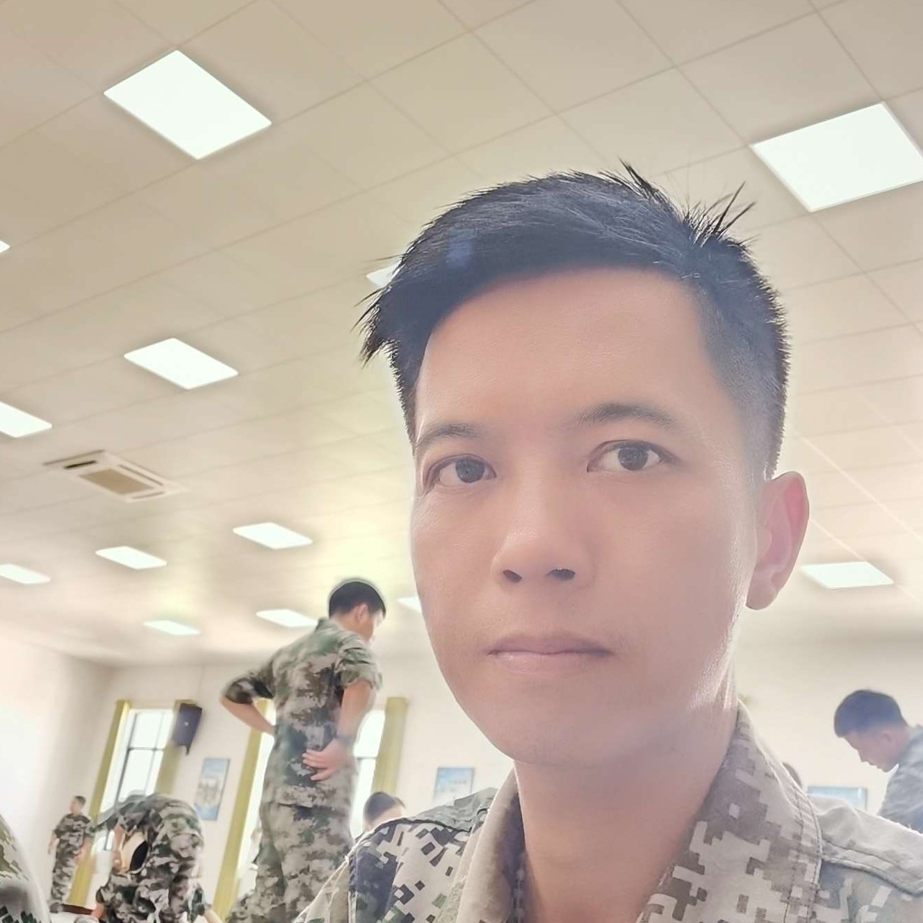 醉熏拿火龙果的照片