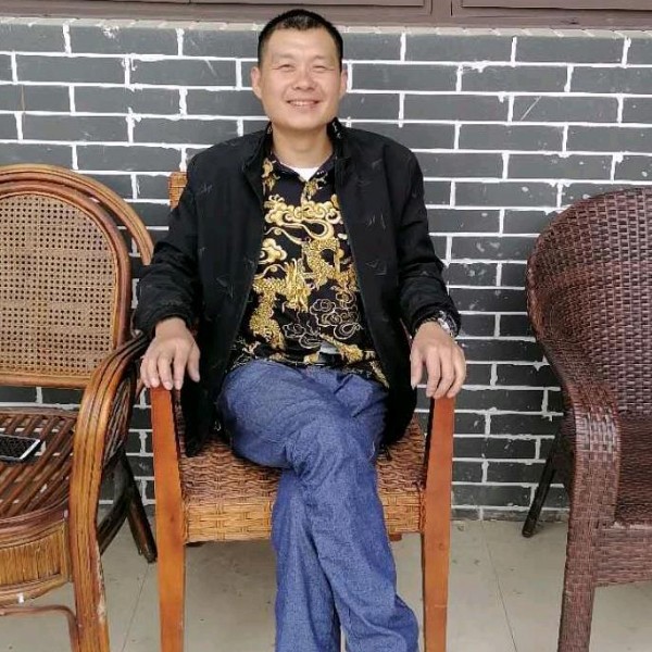 电脑辛勤李伟的照片