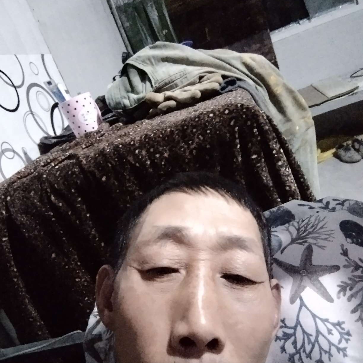 结实拿大象的照片