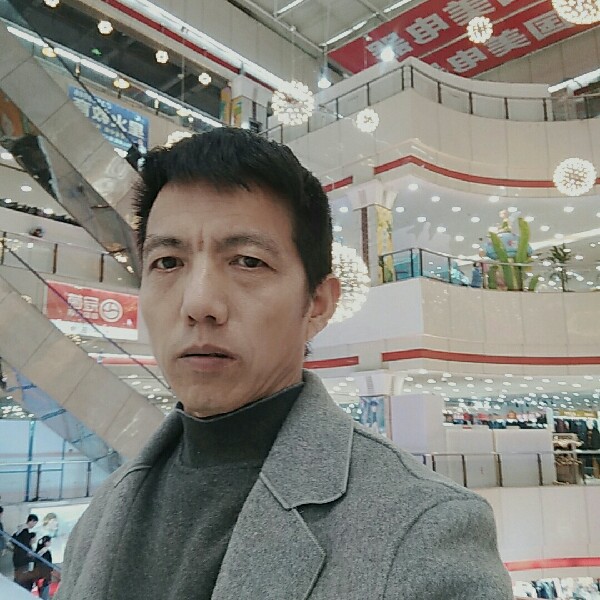 背包踢害羞的照片